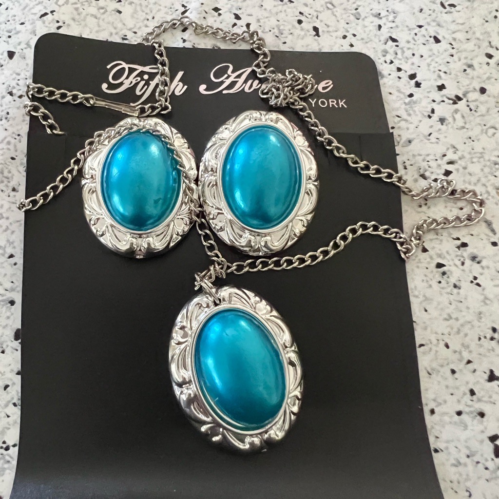 Beautiful Silver Tone Set Of Earring And Necklace